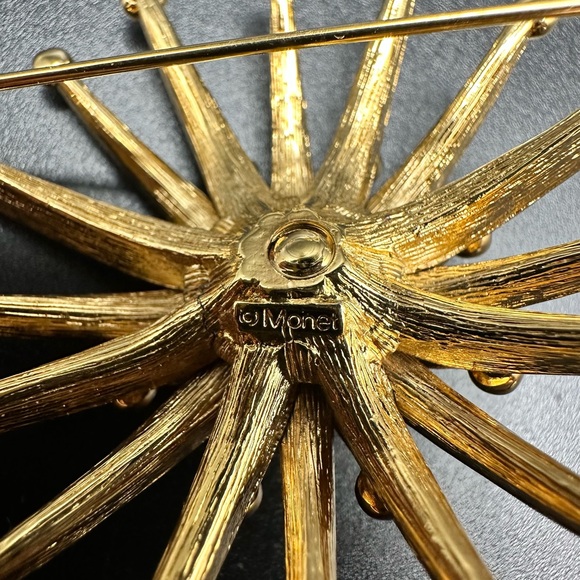 Vintage Signed MONET Gold Tone Starburst Flower Brooch Pin - Picture 9 of 10